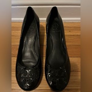 Tory Burch medium heel in black patent
